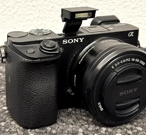 Sony Alpha 6300 mit 16–50 mm OSS Objektiv und Zubehör